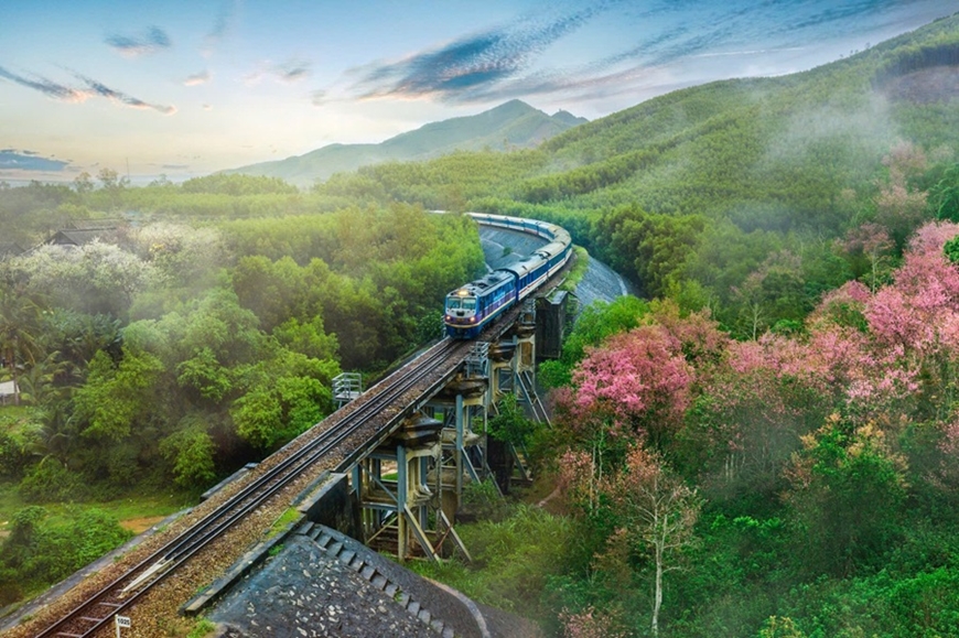 Lào Cai khởi động tuyến đường sắt “khủng” 203.000 tỷ: Di dời gần 1.000 hộ dân, giải phóng 780ha đất- Ảnh 1. Lào Cai khởi động tuyến đường sắt “khủng” 203.000 tỷ: Di dời gần 1.000 hộ dân, giải phóng 780ha đất- Ảnh 1.