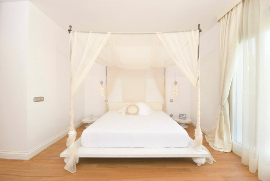 Rèm treo giường: Rèm treo giường được thiết kế với nhiều mẫu mã đa dạng, mang đến không gian ngủ của bạn một vẻ đẹp độc đáo và ấm cúng. Với chất liệu tre, rèm treo giường không chỉ giúp ngăn chặn ánh sáng mà còn tạo cảm giác dịu nhẹ, thư giãn cho giấc ngủ của bạn.