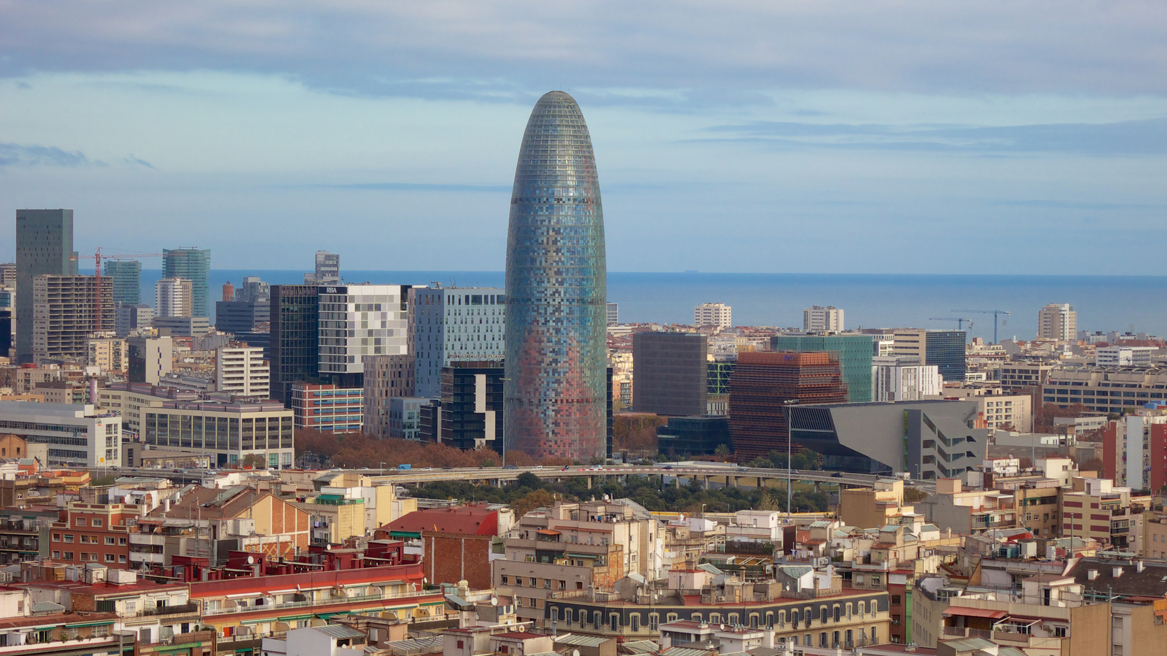 Cao ốc chọc trời hình viên đạn ở Barcelona