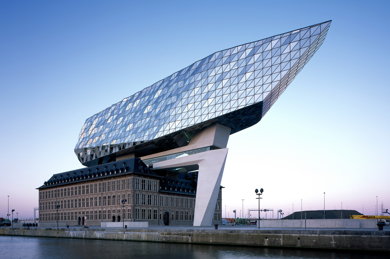 Mát mắt trước kiến trúc hình con tàu kim cương ở Bỉ