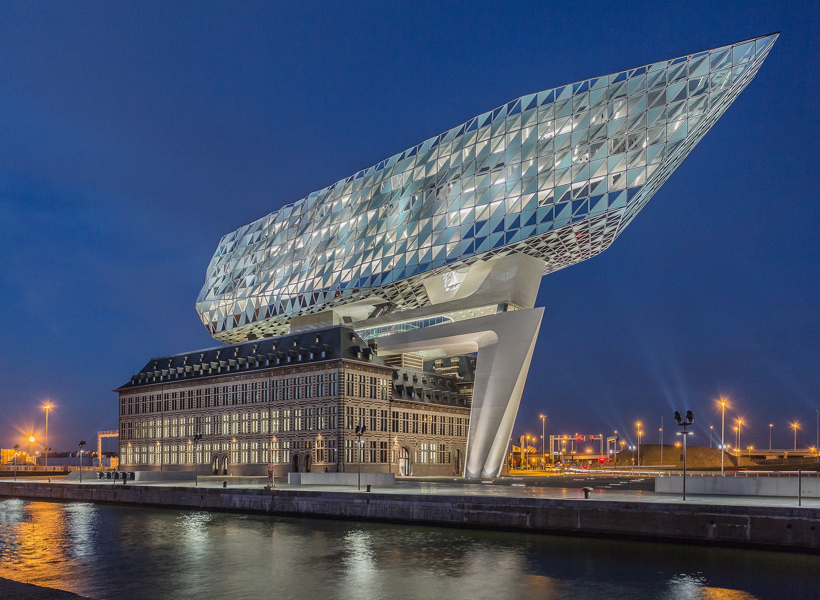 Mát mắt trước kiến trúc hình con tàu kim cương ở Bỉ