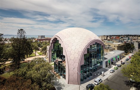 Thư viện kiến trúc hình tổ ong lở màu hồng gây sốt
