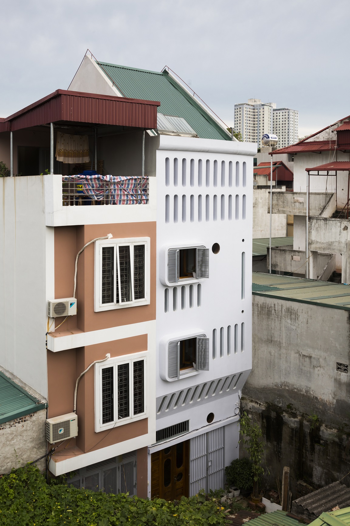 Ngôi nhà trên khu đất xéo 41m2 ở Hà Nội nổi bật trên báo ngoại