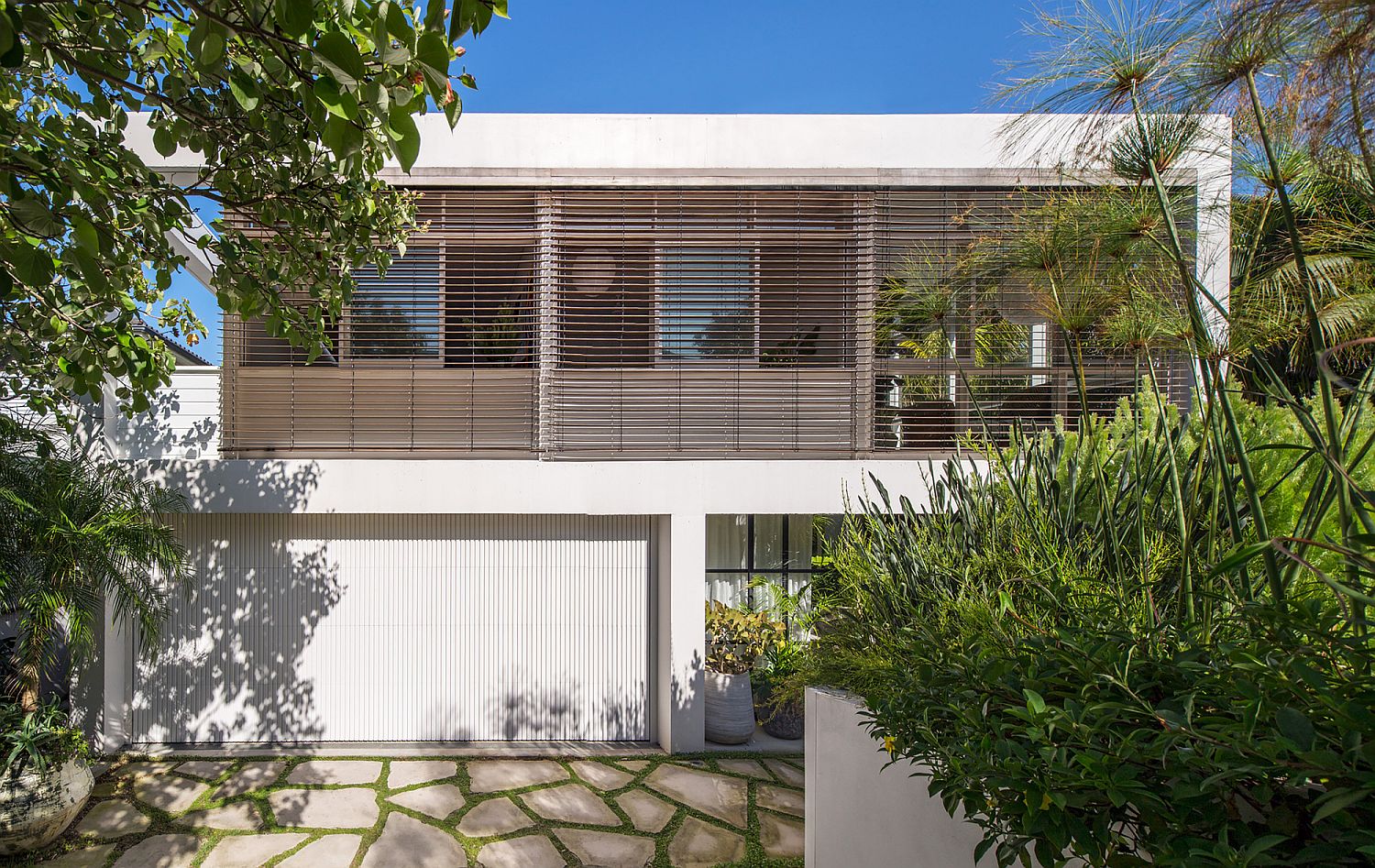 Không gian xanh mát của căn nhà mang phong cách bãi biển