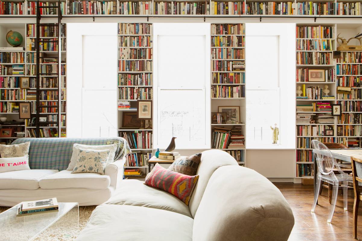 Kệ sách phòng khách đẹp là một trong những điểm nhấn không thể thiếu trong một căn nhà sang trọng và hiện đại. Hãy xem qua hình ảnh để cảm nhận sự tinh tế trong thiết kế cùng với sự đa dạng về kiểu dáng, màu sắc để lựa chọn cho gia đình mình một kệ sách phù hợp nhất.