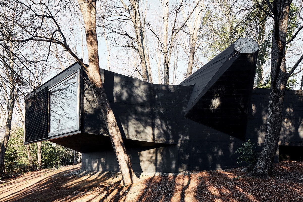 Ngôi nhà bê tông đen độc đáo giữa vùng rừng Vilches, Chile