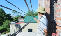 Đường điện “luồn lách” trên mái nhà, người dân nơm nớp lo sợ