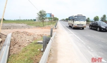 Xã bán đất khi chưa có đường gom bên QL 1A, người dân “bí quá” phá hộ lan!