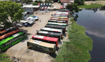 Chính quyền ở đâu mà để lấn chiếm hàng ngàn mét vuông sông làm bãi xe?