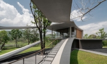 Ngôi nhà thiết kế hành lang độc lạ, bao quanh núi và cây xanh tại Thái Lan
