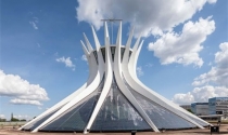 Ấn tượng nhà thờ Brasilia hình vương miện được ghim vào mặt đất