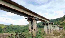Số phận cây cầu dang dở, bỏ hoang 20 năm khiến hai địa phương chưa thống nhất quan điểm