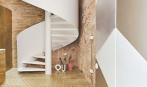 Cầu thang xoắn ốc bốn tầng tạo thành tâm điểm của ngôi nhà ở Barcelona