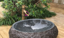 Lavabo đá tự nhiên tạo điểm nhấn cho không gian sân vườn