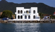 Căn nhà trắng muốt ven biển độc đáo với kiến trúc Santorini tại Ninh Hòa
