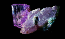 Đá Kunzite hồng tím hợp với mệnh nào?