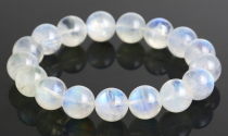 Mệnh hợp và ý nghĩa phong thủy của đá mặt trăng Moonstone trắng