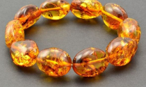 Đá hổ phách Amber vàng nâu: Công dụng, ý nghĩa phong thủy và mệnh hợp