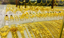 Giá vàng hôm nay 23-12: Tiếp đà tăng mạnh