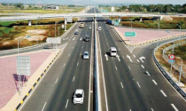 Đường cao tốc tối thiểu có 4 làn xe, tốc độ tối đa 120km/h