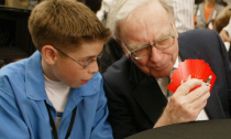 Ngạc nhiên trước trò tiêu khiển mà tỉ phú Warren Buffett dành 8 tiếng 1 tuần: Đó là trò chơi phù hợp và cho bạn nhìn thấy sự thử thách trí tuệ ngay cả khi ở tuổi 90