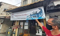 Tiệm ăn gây chú ý nhờ tấm băng rôn 'con tôm nằm ngửa'