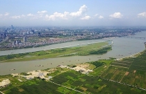 Ngăn chặn tình trạng lấn chiếm đất ven sông Hồng