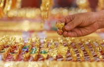 Điểm tin sáng: USD giảm, vàng tăng phi mã