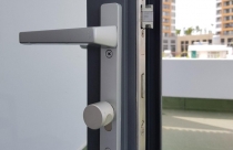 5 loại khóa cửa nhôm kính đáng mua nhất 2022