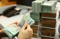 Chứng khoán lao dốc, lãi suất tiết kiệm tăng mạnh, tiền nhàn rỗi lại chảy về ngân hàng?