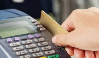 Phí thẻ ATM bất hợp lý - Gánh nặng của người dùng