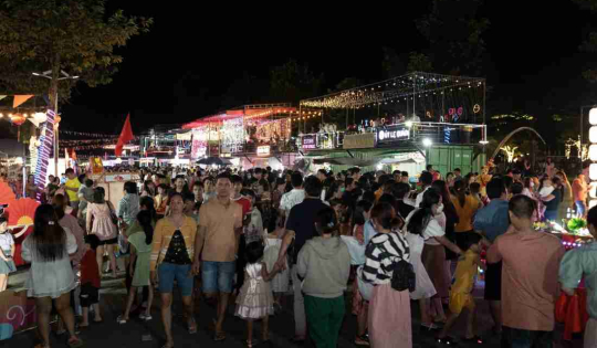 Người dân háo hức tham dự “Lễ Hội Đèn Lồng” tại khu đô thị EcoLakes Mỹ Phước 