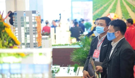 Không còn khư khư giữ tiền mặt, nhà đầu tư đã bắt đầu bơm vốn vào bất động sản