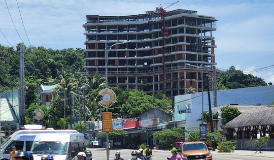 Tháo dỡ khách sạn 100 tỉ ở Phú Quốc vì “xây chui”
