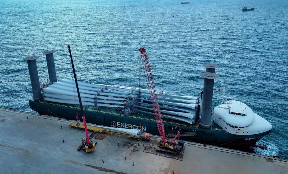 Cảng biển hơn 5.600 tỷ tại Ninh Thuận lần đầu đón tàu siêu trọng chở tuabin gió