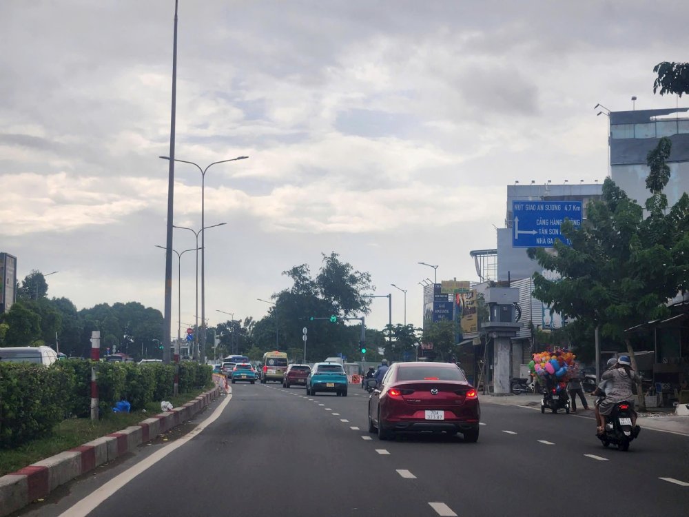 Lý do ô tô chưa được rẽ trái từ đường Cộng Hòa vào đường C12 đi nhà ga T3