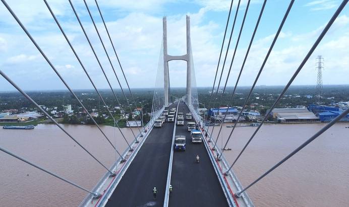 Hàng chục xe tải nặng thử tải cầu Rạch Miễu 2 - Cầu dây văng nối Đồng Tháp - Vĩnh Long sắp về đích
