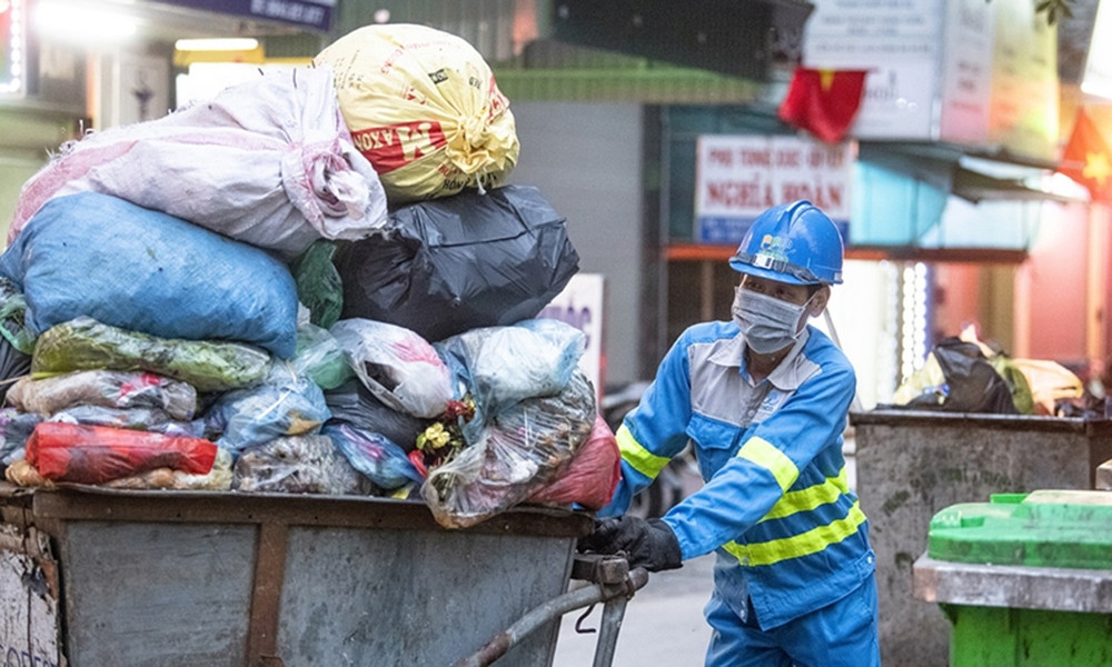Hà Nội dự kiến tăng giá thu gom rác lên 43.000 đồng/người/tháng từ 2026