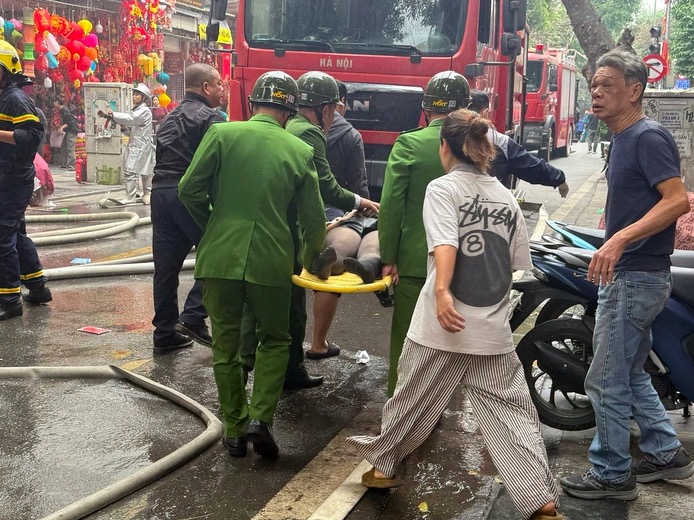 Hà Nội: Cháy nhà trên phố Hàng Mã, một phụ nữ bị thương khi tìm cách thoát nạn