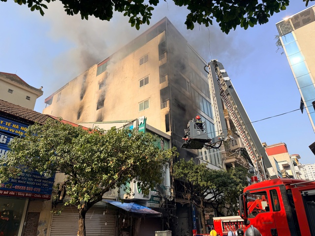 Cháy nhà 7 tầng ở Hà Nội: Chủ nhà tử vong sau khi nhảy từ tầng 6 thoát nạn