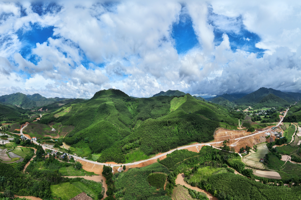 Rót 330 tỷ đồng nâng cấp trục kết nối vùng cao Quảng Ninh