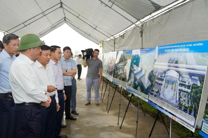 Phó Chủ tịch Quốc hội Nguyễn Hồng Diên khảo sát đoạn tuyến gần 110 km của đường sắt Lào Cai - Hà Nội - Hải Phòng qua Hải Phòng