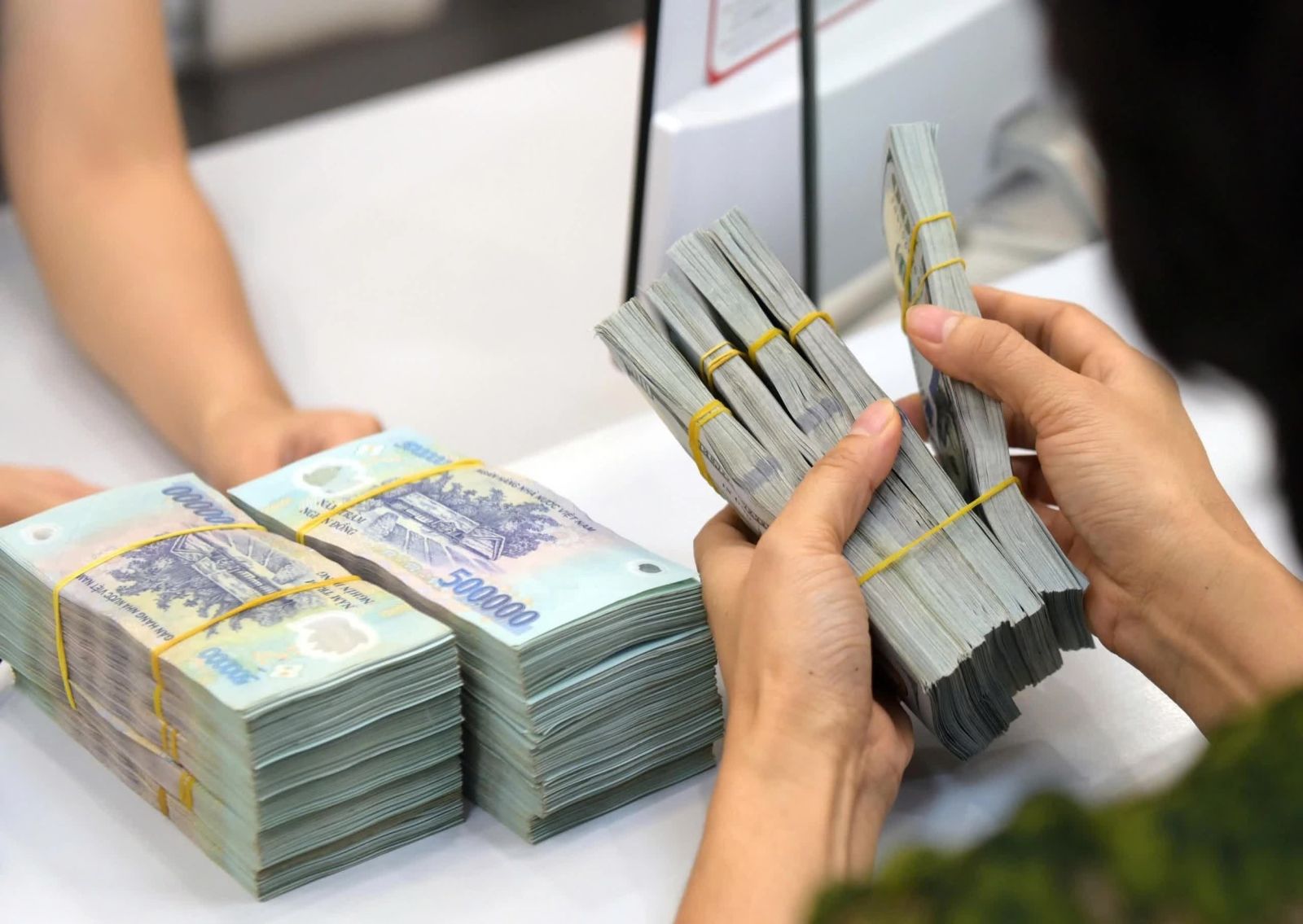 Lãi suất liên ngân hàng tăng vọt lên 6,3%/năm, BIDV và LPBank nâng lãi suất tiền gửi