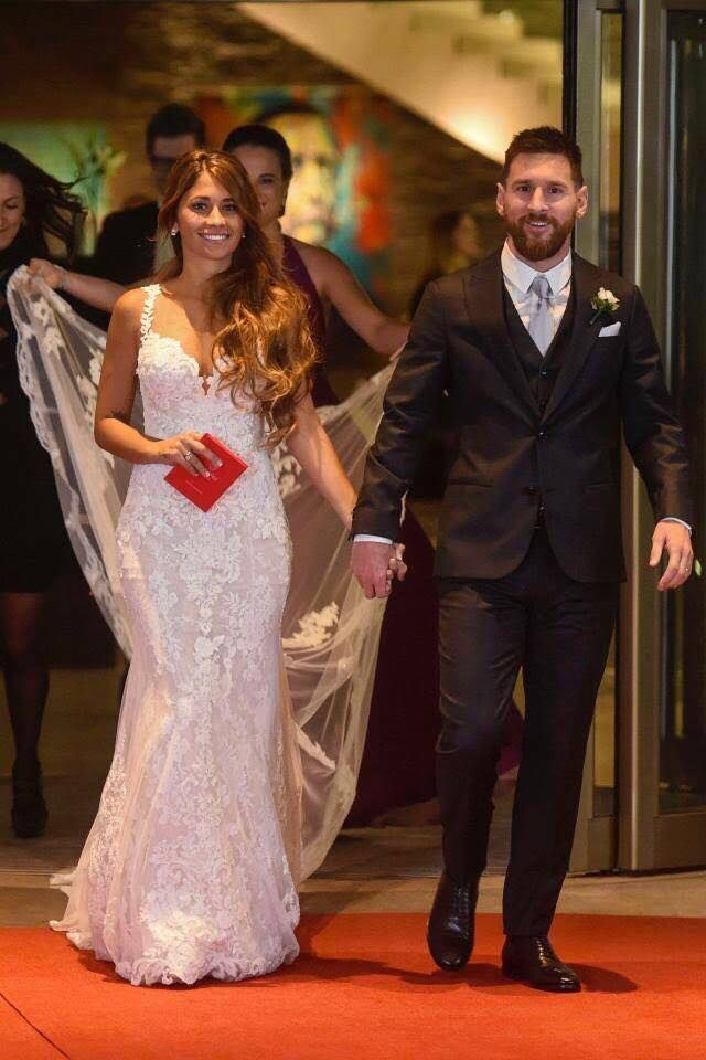 Bà xã Messi từng gây “bão” với chiếc váy cưới tuyệt đẹp