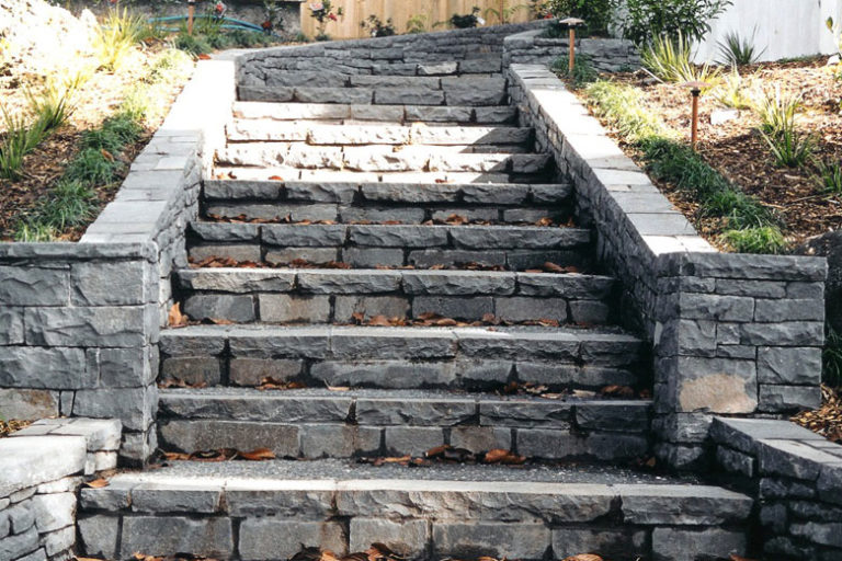 Cầu thang được lát bằng đá Bazan Cầu thang được lát bằng đá Bazan