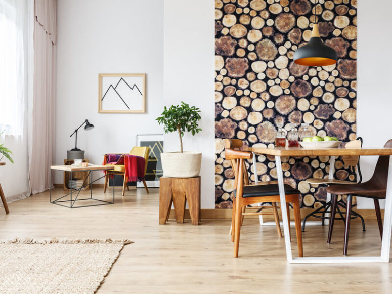 Giấy dán tường tranh 3D giả gỗ tạo điểm nhấn cho không gian chung của phòng khách và bếp