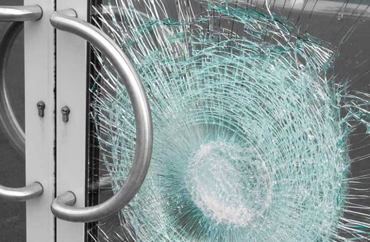 Phim cách nhiệt nhà kính giúp làm tăng độ bền, khả năng chịu va đập của kính