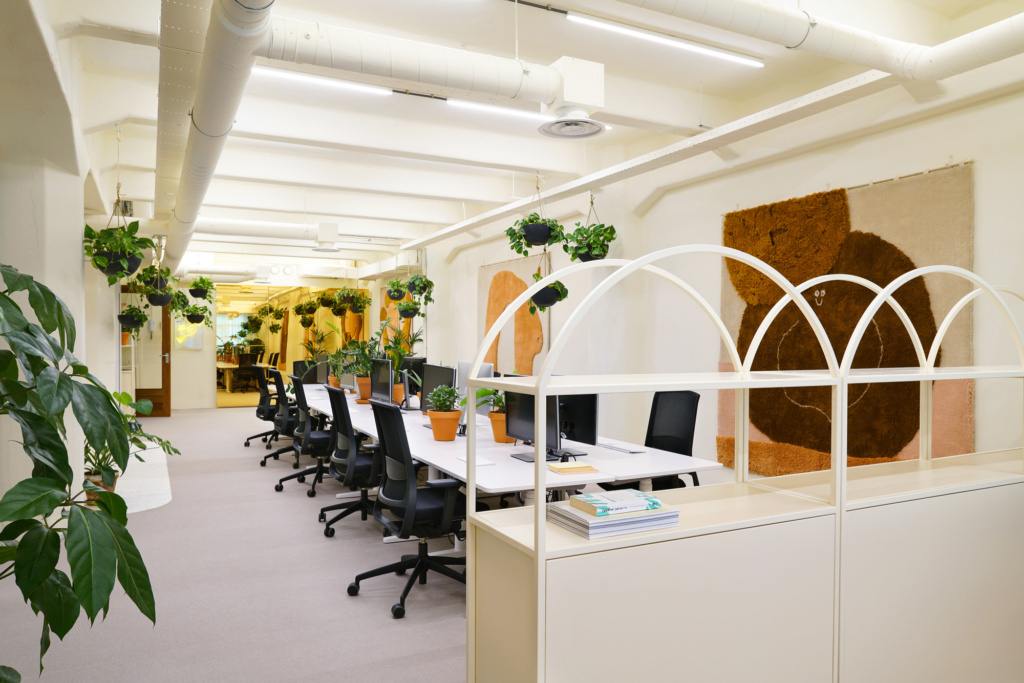 Thiết kế nội thất văn phòng giúp tăng cường mối quan hệ giữa nhân viên và tạo ra không gian làm việc thoải mái hơn. Hình ảnh liên quan sẽ giúp bạn hiểu rõ hơn về cách thiết kế để tối ưu hóa không gian làm việc của một công ty.