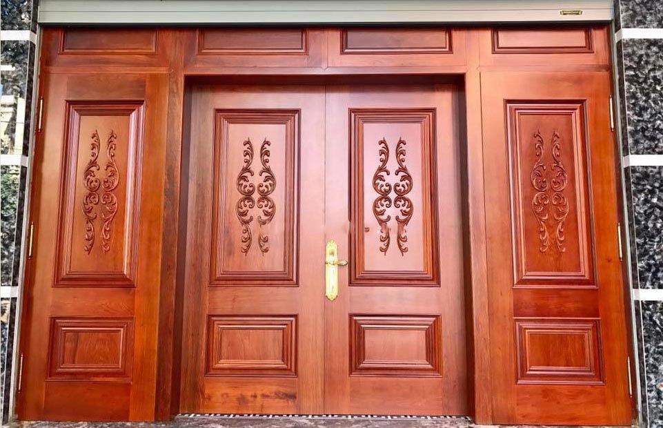 Cửa nhà bằng gỗ 4 cánh không chỉ đơn thuần là cửa, mà là một tác phẩm nghệ thuật đầy tinh tế. Hình ảnh này sẽ cho thấy sự hoàn hảo trong từng chi tiết của sản phẩm.