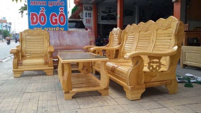 Bàn ghế bằng gỗ Pơ Mu